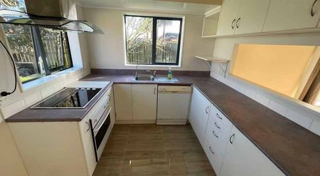 Charming 4 Bedroom Family Home in Flat Bush - Photo 3