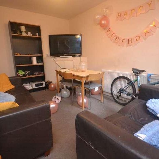 Pitcroft Avenue, Reading, RG6 - Photo 1