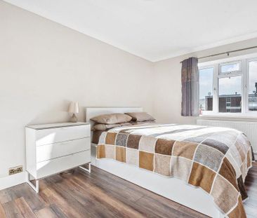 3 bedroom flat to rent - Photo 4