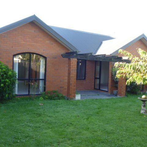 4 BEDROOM, 2 BATHROOM FAMILY HOME - Photo 1