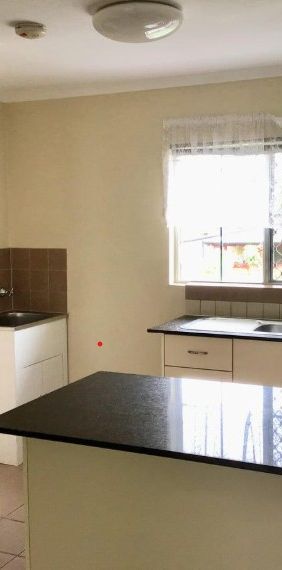 2 BEDROOM UPSTAIRS UNIT IN WOREE! - Photo 1