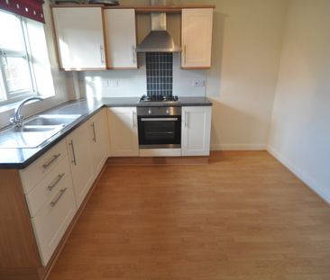 3 bed Town House - To Let - Photo 3