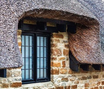 A quintessential English three bedroom chocolate box thatched cottage. - Photo 5