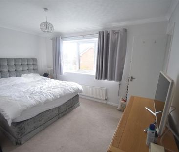4 bedroom detached house to rent - Photo 3