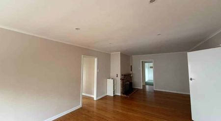 Classic Mt Eden home 5 Bedrooms, 2 Bathrooms - Photo 5