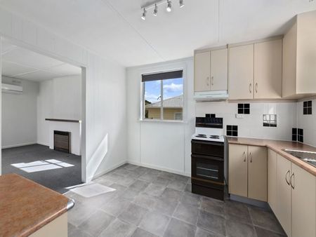 Neat and tidy Chigwell home - Photo 4