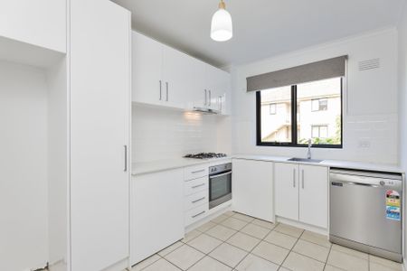 2/64 Holmes Road, Moonee Ponds - Photo 2