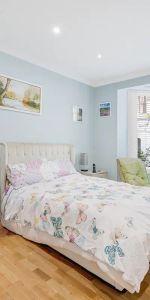 2 bedroom flat in Kensington - Photo 3