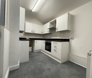 4 bedroom end of terrace house to rent - Photo 4