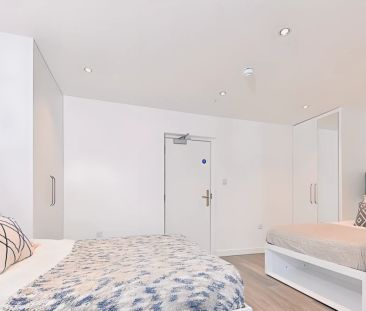 Cool studio in a residence near Victoria Park - Photo 1