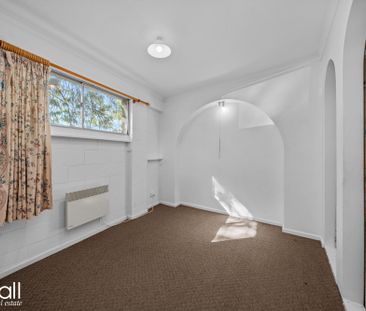 Character filled unit in good location - Photo 2