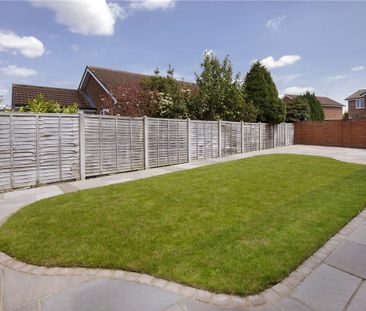 Recently redecorated and new carpets throughout, three bedroom deta... - Photo 6