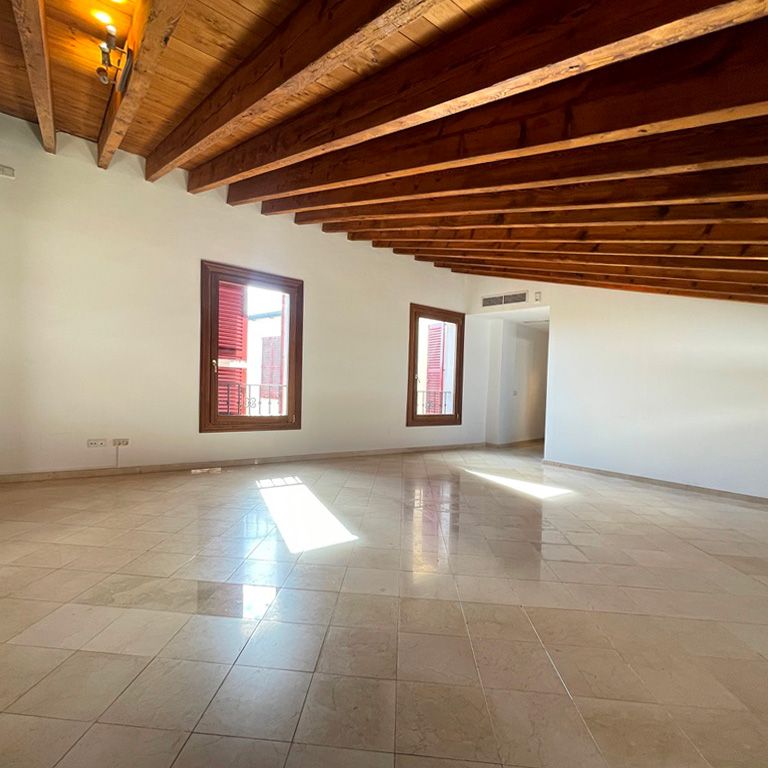 Apartamento de 3 dormitorios, balcón, sin muebles, soleado y con carácter, ascensor, zona Paseo del Borne, Palma. - Photo 1