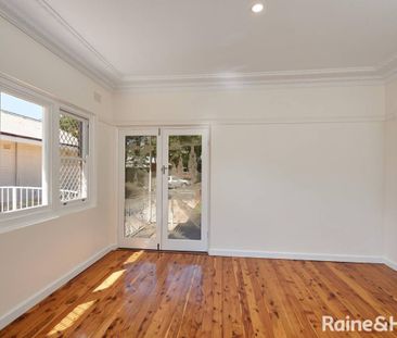 CHARMING FAMILY HOME IN A PRIME LOCATION - Photo 5