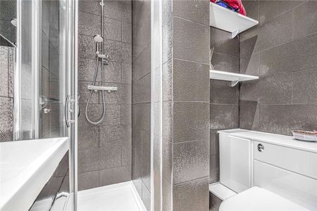 A charming raised ground floor apartment with a modern eat-in kitchen and recently refurbished bathrooms. - Photo 5