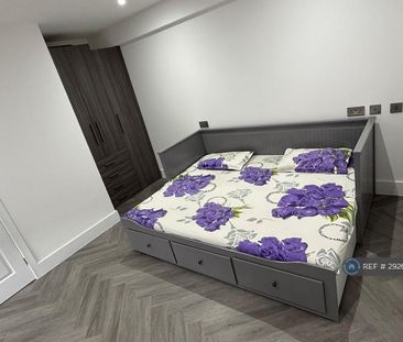 6 bedroom semi-detached house to rent - Photo 1