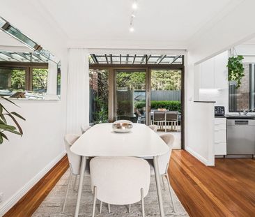 Renovated townhouse with exceptional lifestyle appeal - Photo 2