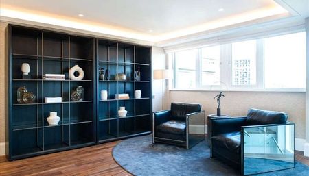 Penthouse apartment with three spacious bedrooms, within this modern building in the heart of Kensington. - Photo 4