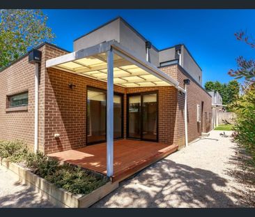 Spacious and Modern 4 Bedroom Townhouse - Photo 2