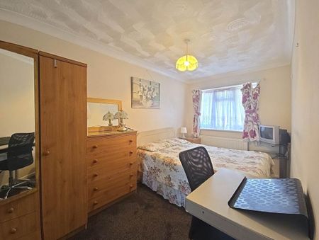 1 bedroom in a house share to rent - Photo 3