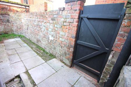 3 bedroom semi-detached house to rent - Photo 2