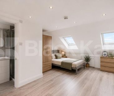 Stunning Six Bedroom House with Three Bathrooms & Private Garden - Photo 6