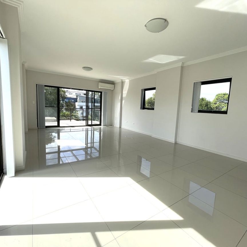 Modern Sun-drenched Penthouse with Two Bathroom, Two Car Parking - Photo 1