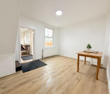 Three bedroom house close to King Georges Hospital - £2350 - Photo 3