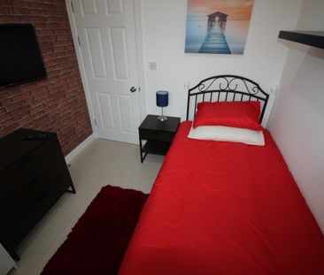4 Bed Terraced House, Chusan Place, E14 - Photo 5