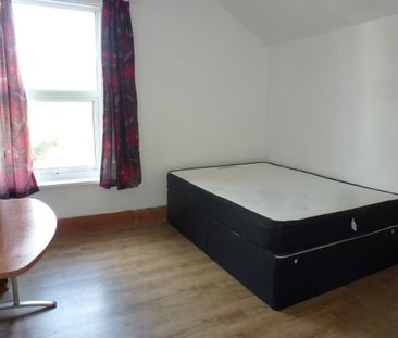 4 bedroom end of terrace house to rent - Photo 3