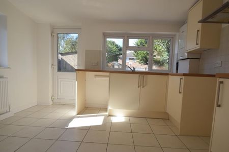 Deirdre Avenue, Wickford, Essex, SS12 - Photo 5