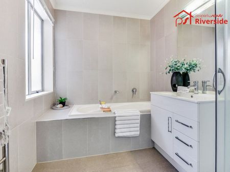 Spacious family home in the heart of Huntington. - Photo 2