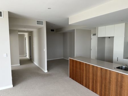 Apartment with luxe finishes, air-conditioning and a massive courtyard area - Photo 3