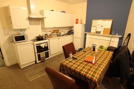 3 bedroom flat to rent - Photo 2