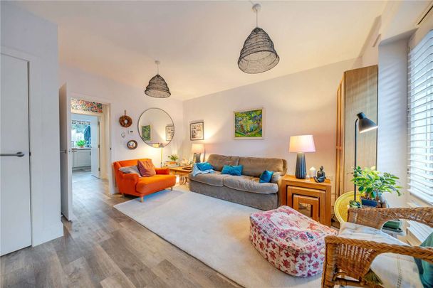 A beautifully presented two-bedroom home with parking. - Photo 1