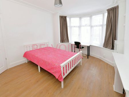 Semi-detached house to rent on - Photo 2
