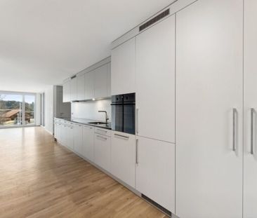 Modern apartment in a prime location near the train station - Photo 5