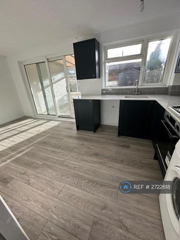 3 bedroom terraced house to rent - Photo 5