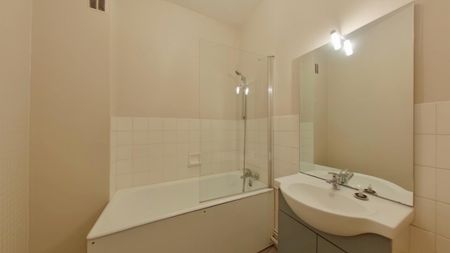 Location Appartement 2 pièces 49m² CHATELLERAULT 86100 - Photo 2