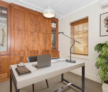 Spacious Period Apartment with Private rear Garden - Photo 5