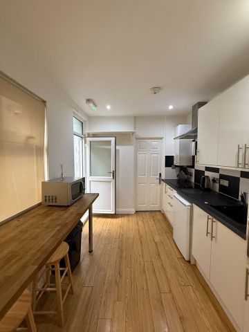 Bedsit, High Town Road, LU2 - Photo 4