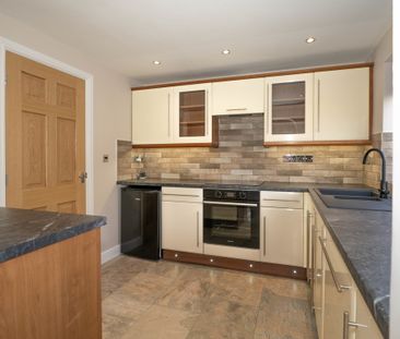 3 bedroom semi-detached to let - Photo 1