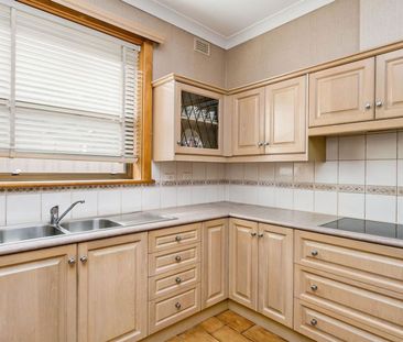 Charming Home - Photo 3