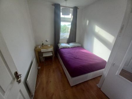 4 bedroom flat share to rent - Photo 3