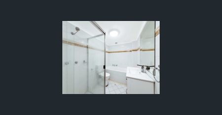 Sunny Courtyard Apartment - Photo 4