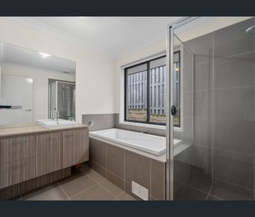 Modern 4-Bedroom Family Home in Pacific Cove Estate - Photo 5