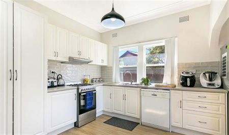 Three bedroom home in West central to all facilities - Photo 2