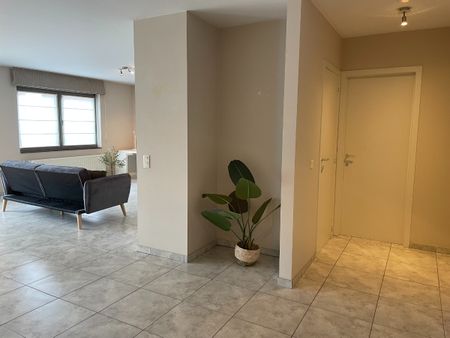 ruim instapklaar twee slaapkamer appartement met groot terras & gelijkvloerse garage - Foto 4