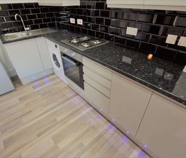 3 bedroom Flat in Flat B, (1st Floor) - Photo 1