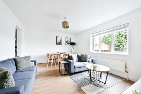 3 bedroom maisonette in London - Photo 5